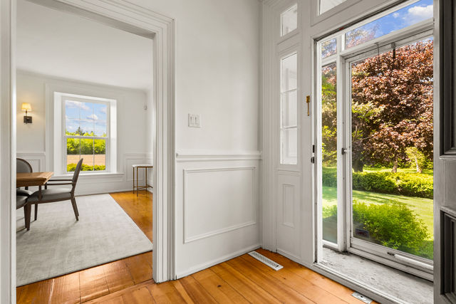Main floor architectural detail
